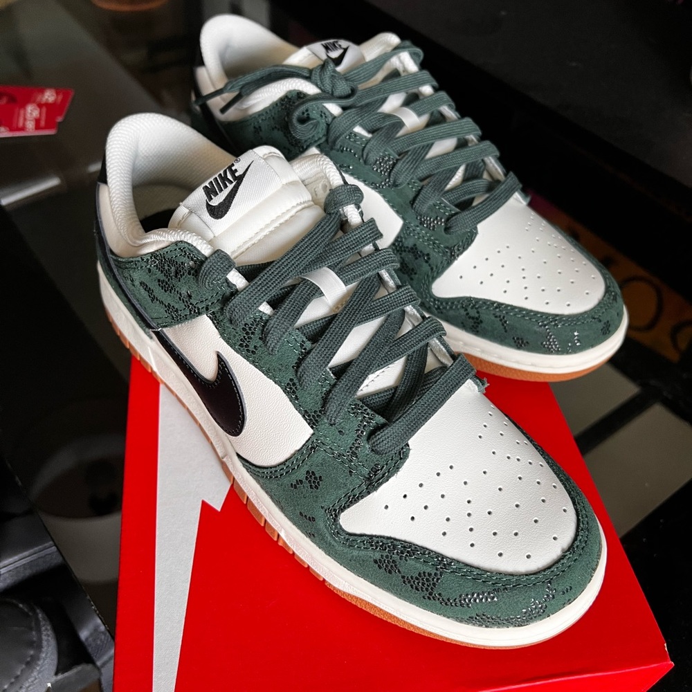 Nike Dunks - Picture 2 of 7